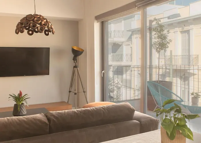 Luxury Apt With Parking-Living Stone Silver